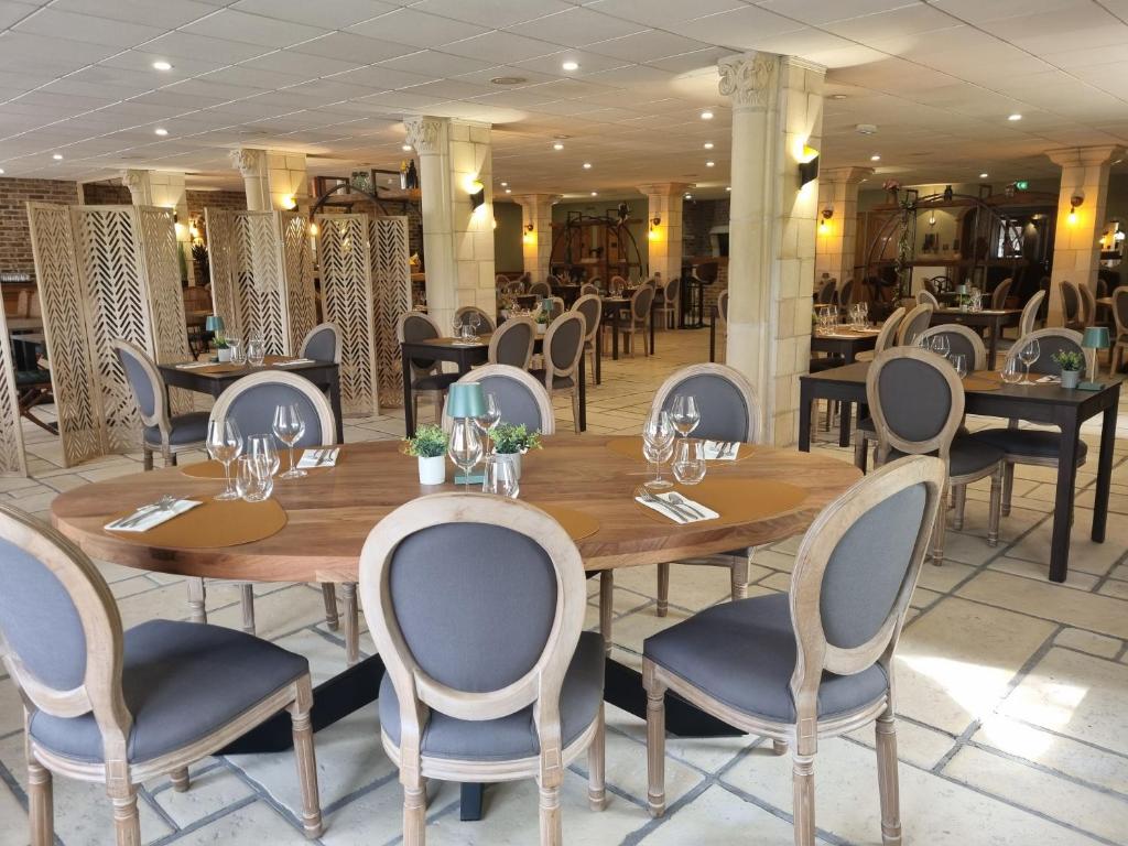 Restaurace v ubytování Hôtel Le Prieuré