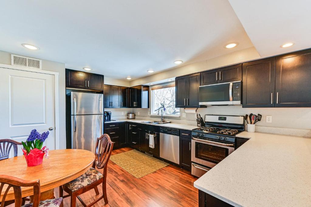 Η κουζίνα ή μικρή κουζίνα στο Flagstaff Home with Grill 3 Mi to Historic Downtown