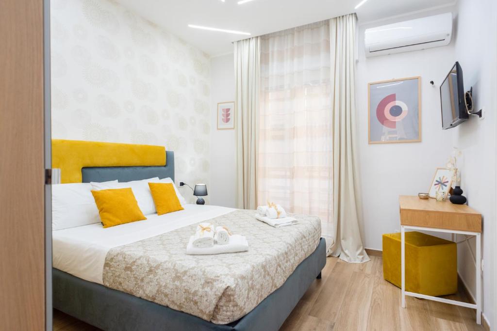 ナポリにあるMarGab Guest Houseのベッドルーム1室(ベッド1台、タオル2枚付)