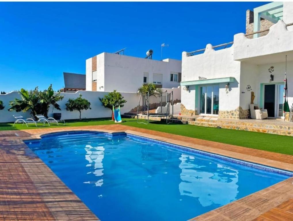 プエルト・レアルにあるVilla Nostraのヴィラ(家の前にスイミングプール付)