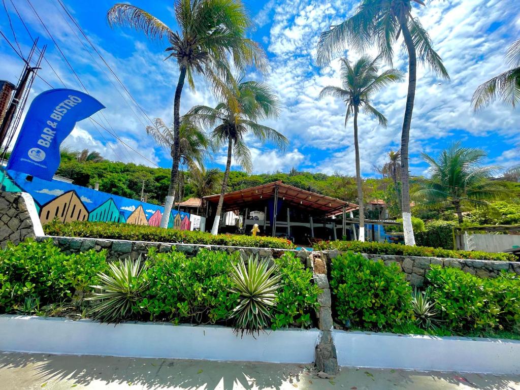 Blick auf ein Resort mit Palmen im Hintergrund in der Unterkunft Soul Lounge Hostel in São Luís