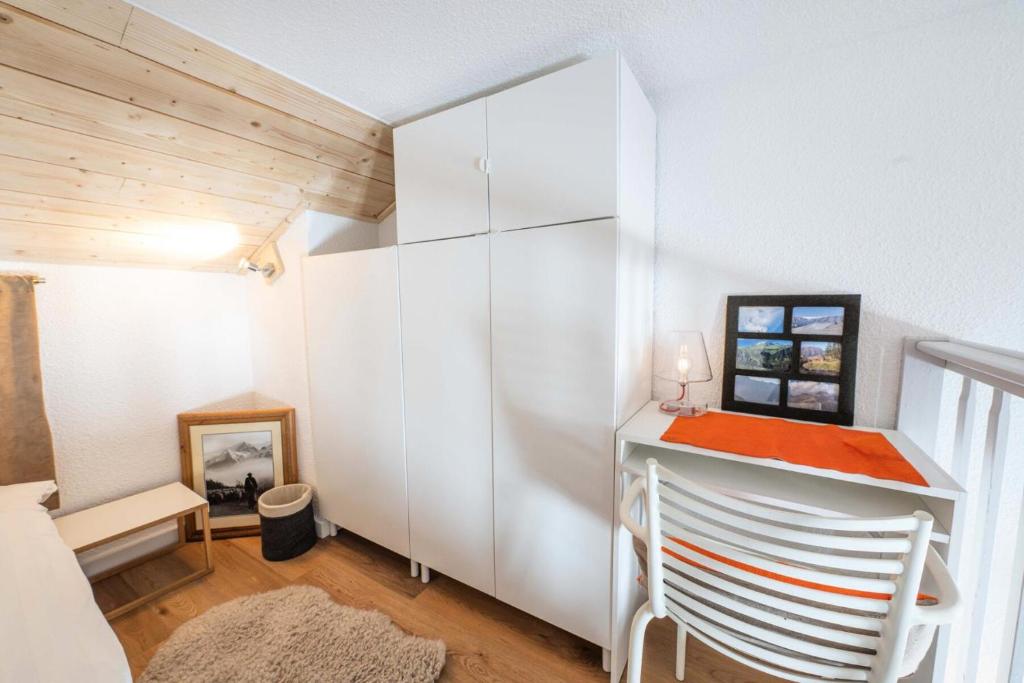 a room with a white cabinet and a desk at Résidence Les Horizons D&#39;huez - 2 Pièces pour 4 Personnes 724 in LʼHuez