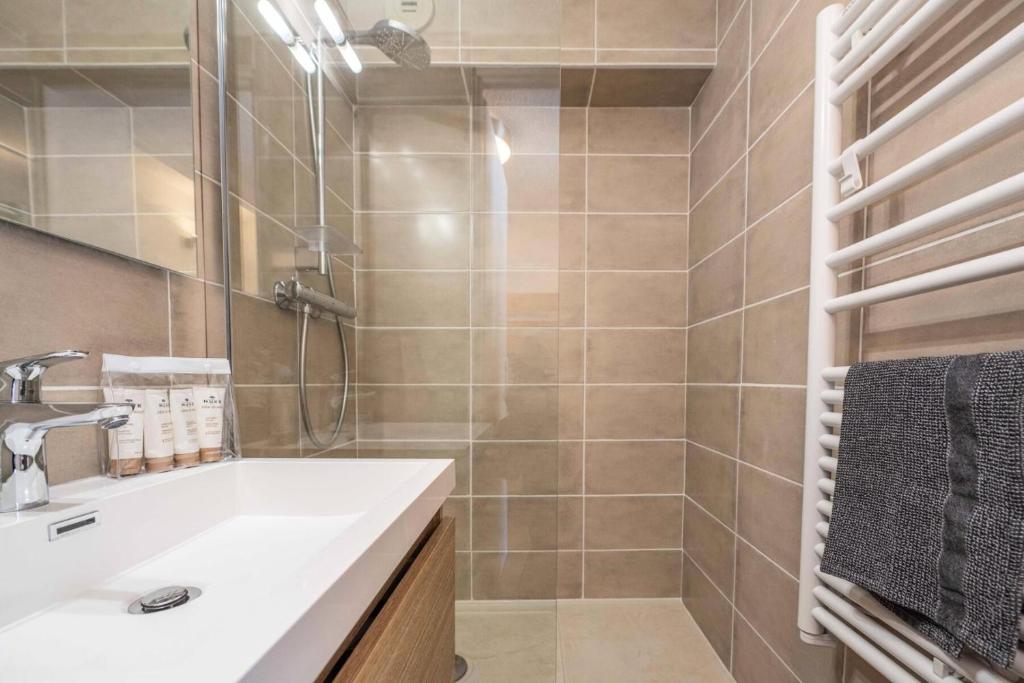 a bathroom with a sink and a shower at Résidence Les Horizons D&#39;huez - 2 Pièces pour 4 Personnes 724 in LʼHuez