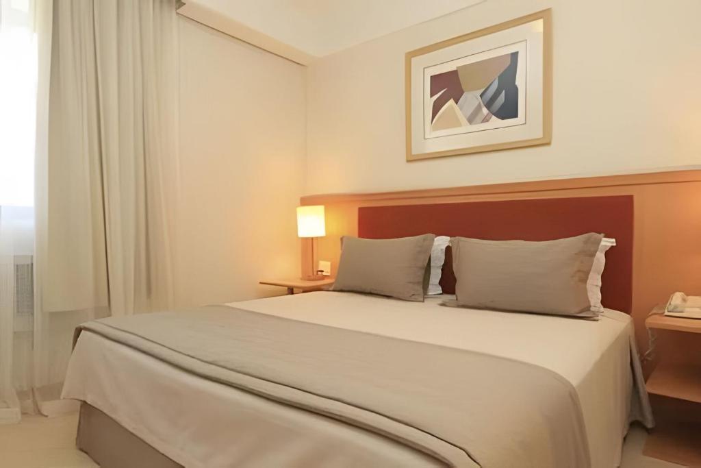 a bedroom with a large bed in a hotel room at Ibirapuera Flat in Sao Paulo