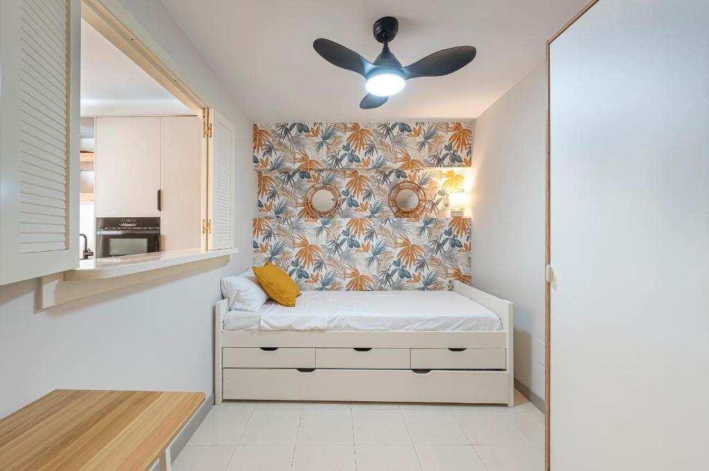 Posteľ alebo postele v izbe v ubytovaní Renovated in 2024 - Apartment with Pool and Parking