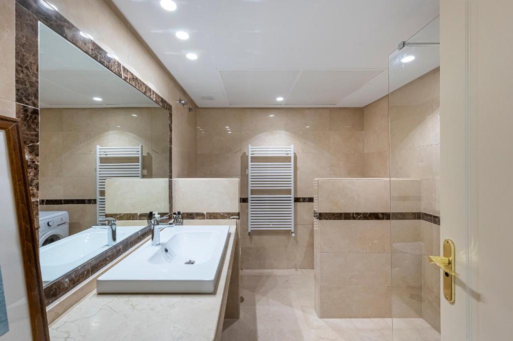 Kúpeľňa v ubytovaní Renovated in 2024 - Apartment with Pool and Parking