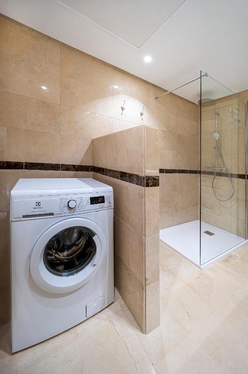 Kúpeľňa v ubytovaní Renovated in 2024 - Apartment with Pool and Parking