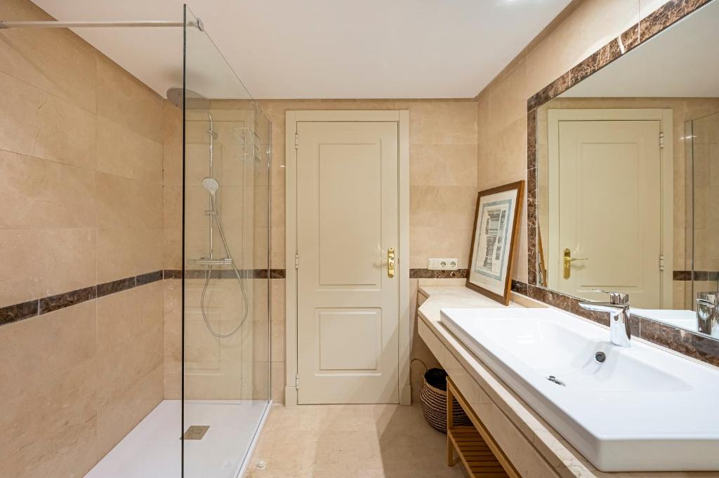 Kúpeľňa v ubytovaní Renovated in 2024 - Apartment with Pool and Parking
