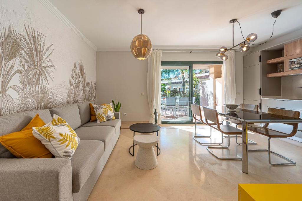 Posedenie v ubytovaní Renovated in 2024 - Apartment with Pool and Parking