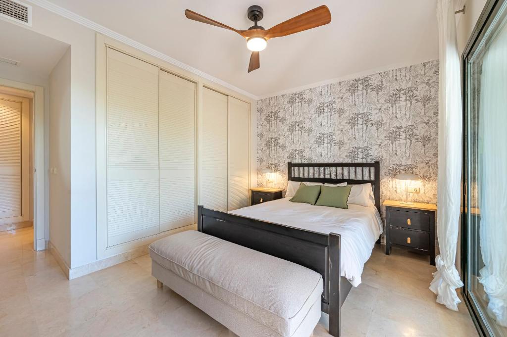 Posteľ alebo postele v izbe v ubytovaní Renovated in 2024 - Apartment with Pool and Parking