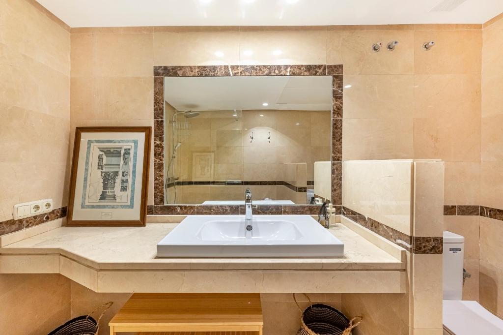 Kúpeľňa v ubytovaní Renovated in 2024 - Apartment with Pool and Parking