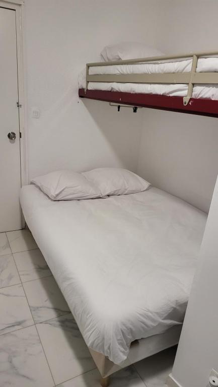 Postel nebo postele na pokoji v ubytování Fleurines Hotel