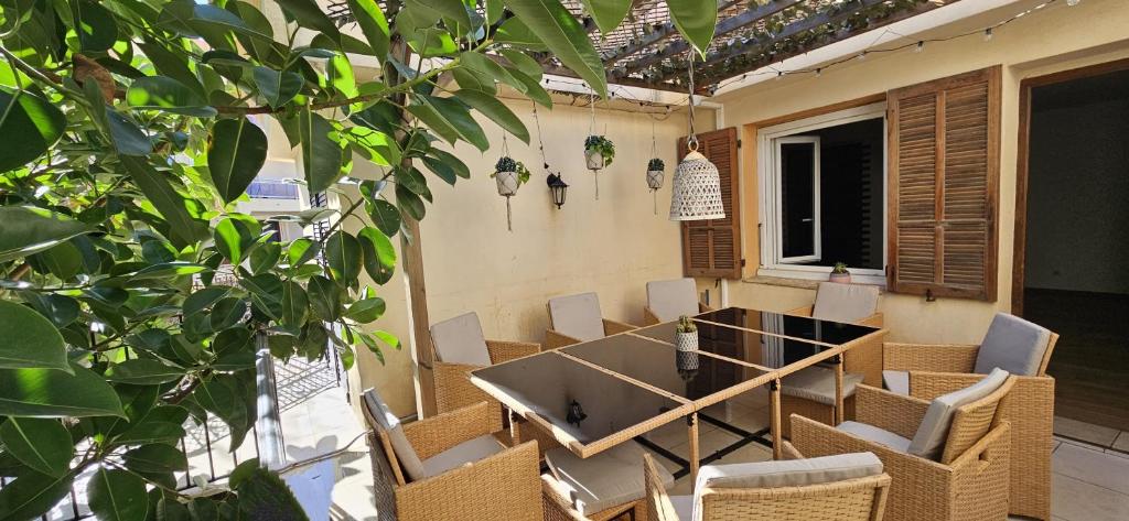 - une table à manger et des chaises sur la terrasse dans l'établissement Charmant T3 central et proche plages Cas'Aguilar, à Propriano