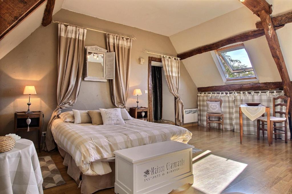 a bedroom with a bed in a room at Le Domaine d'Etaville in Sottevast