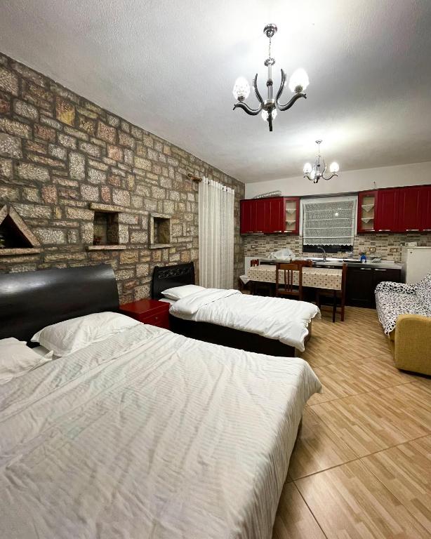 Postel nebo postele na pokoji v ubytování Bujtina Mecollari