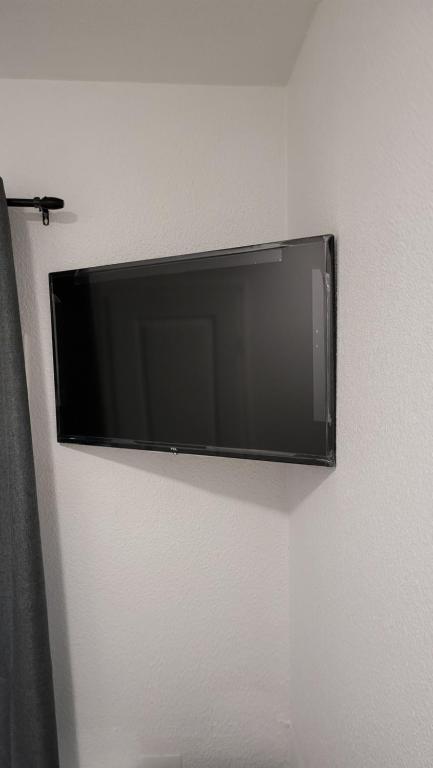 TV a/nebo společenská místnost v ubytování Fleurines Hotel