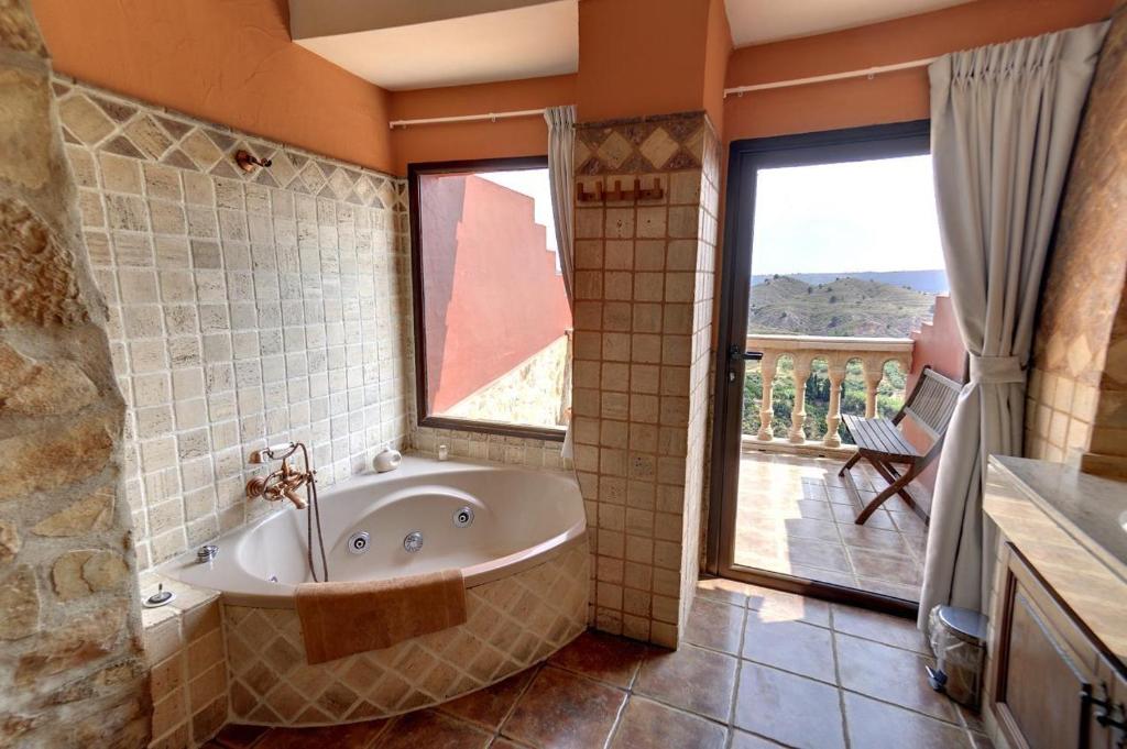 Casa Rural Mirador del Salto - Jacuzzi privado en la habitación en Chella
