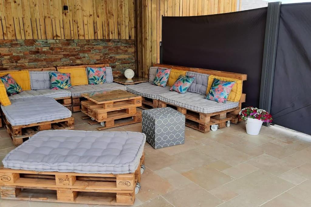 d'une terrasse avec canapés, tables et sidx sidx sidx sidx dans l'établissement Les clés du Sud Bormes 35m2, à Bormes-les-Mimosas