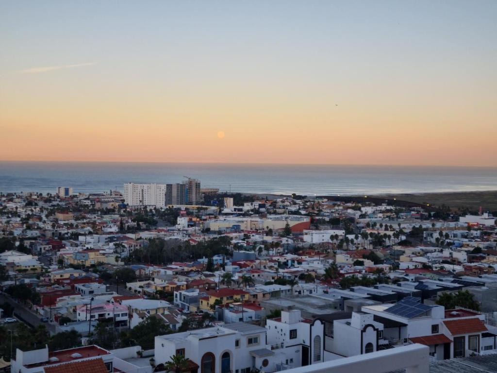 eine Luftansicht einer Stadt bei Sonnenuntergang in der Unterkunft LAS ISAS in Tijuana