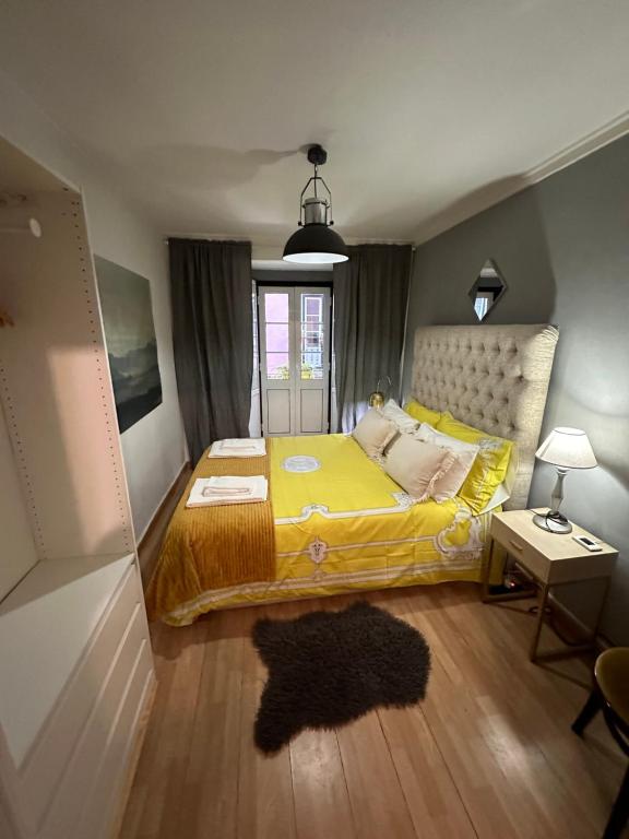 里斯本的住宿－apartamet in Bairro alto 1，一间卧室配有一张黄色毯子床
