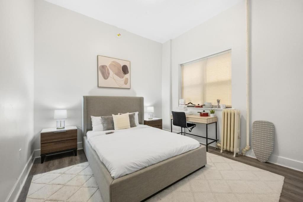 Cama ou camas em um quarto em Bay Ridge Haven: Contemporary Charm in Brooklyn