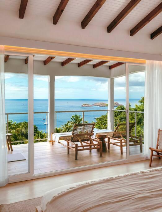 波尔兰特Vaneïa : Vue mer panoramique depuis un duplex d'exception的海景卧室