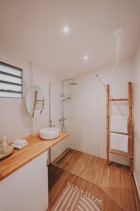 Vaneïa : Vue mer panoramique depuis un duplex d'exception的厨房或小厨房