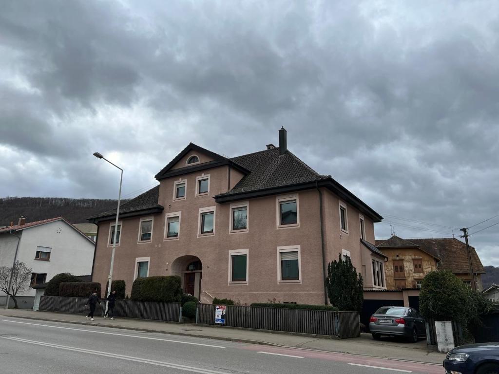 uma grande casa de tijolos ao lado de uma rua em Privatzimmer in zentraler Lage in Geislingen (Steige) em Geislingen an der Steige