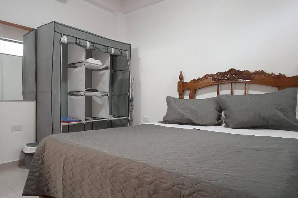 1 dormitorio con 1 cama grande y armario en Hermoso apartamento en Lérida., en Lérida
