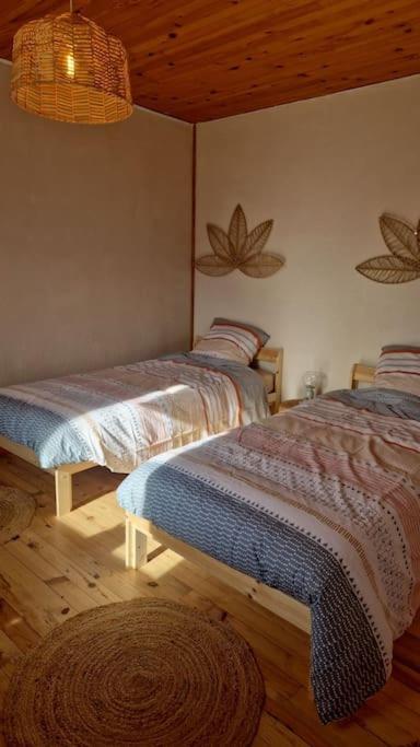 1 dormitorio con 2 camas y alfombra en Maison atypique au grand charme, en Embrun
