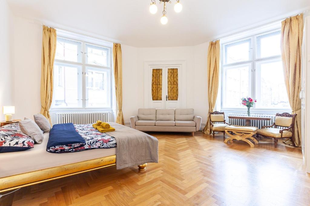 1 dormitorio con 1 cama y sala de estar en Royal Apartment by Charles Bridge view of Saint Nicholas Church, en Praga
