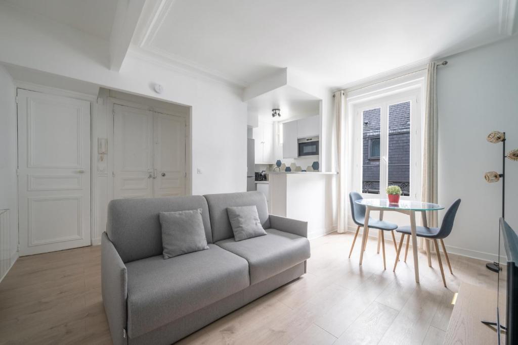 Een zitgedeelte bij Charming apartment for 2 in the heart of Paris - Welkeys