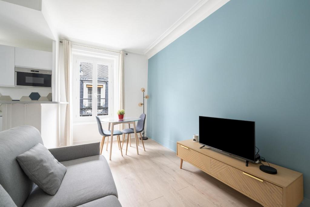 Een TV en/of entertainmentcenter bij Charming apartment for 2 in the heart of Paris - Welkeys
