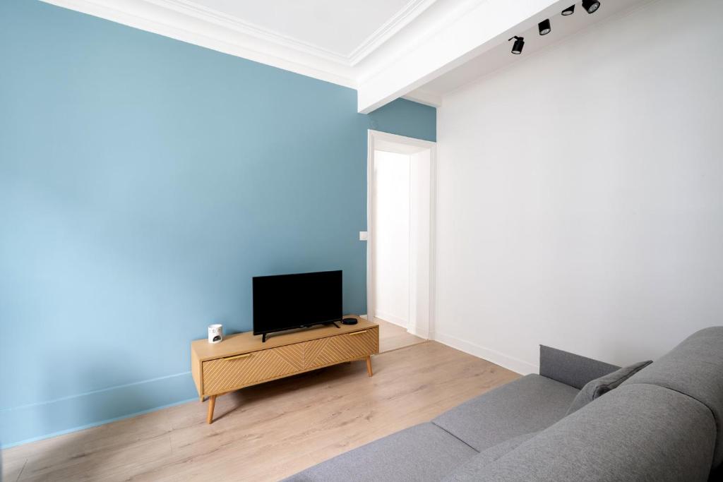 Een TV en/of entertainmentcenter bij Charming apartment for 2 in the heart of Paris - Welkeys
