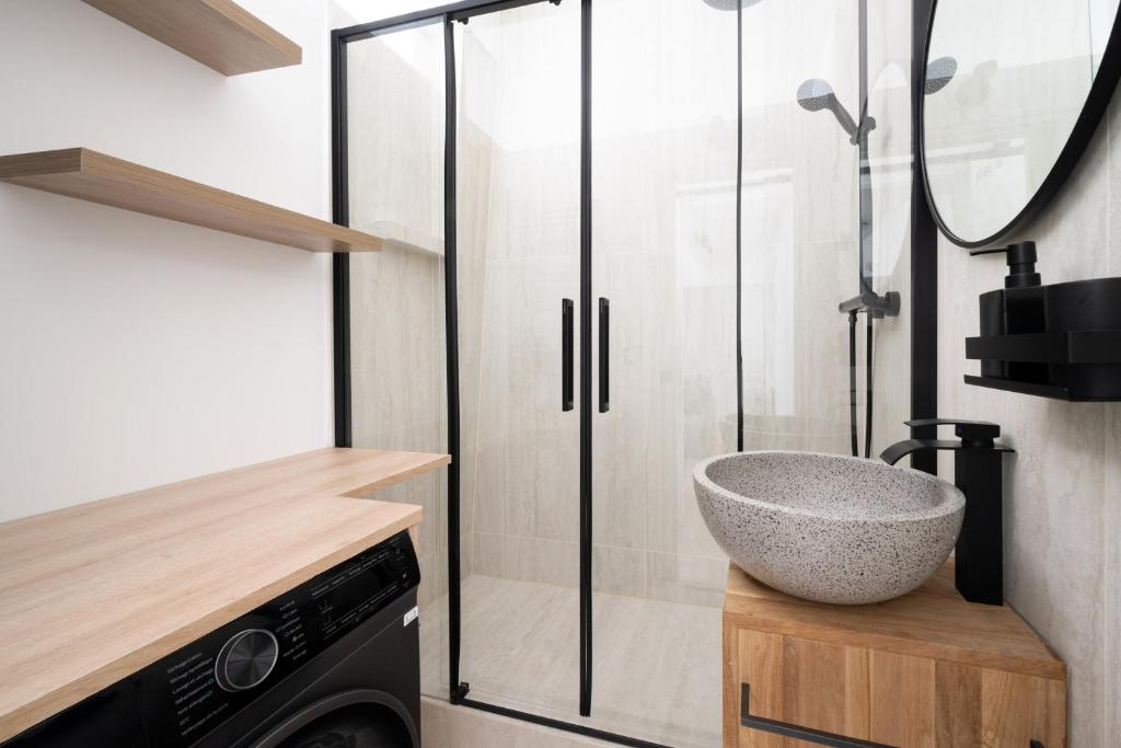 Een badkamer bij Charming apartment for 2 in the heart of Paris - Welkeys