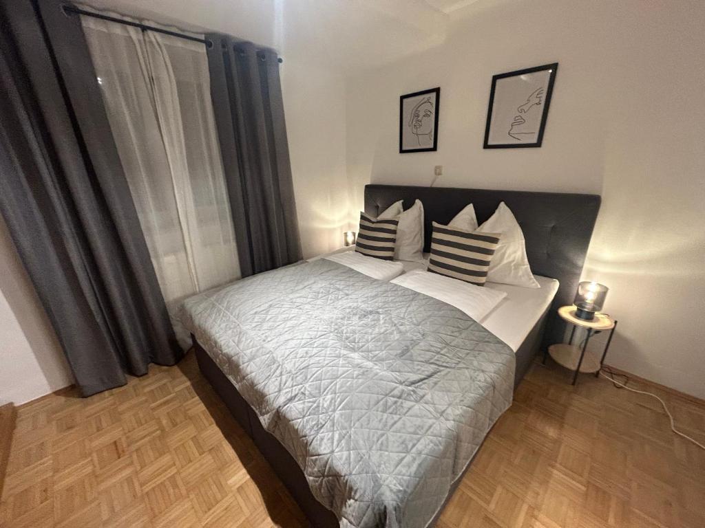 Postel nebo postele na pokoji v ubytování LUMINOUS SALZBURG - Kostenloser Parkplatz , Stadt Nähe