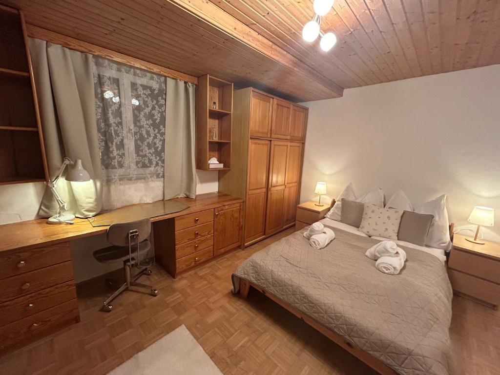 Postel nebo postele na pokoji v ubytování LUMINOUS SALZBURG - Kostenloser Parkplatz , Stadt Nähe