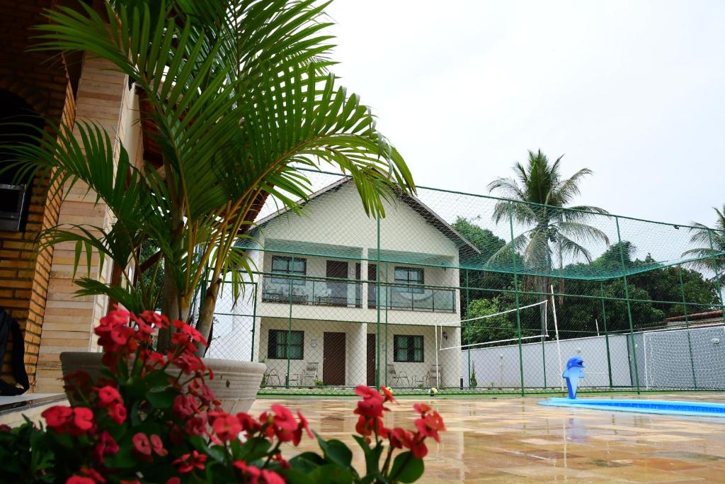 a man playing a game of tennis on a tennis court at Chácara Brisa do Canto in Martins