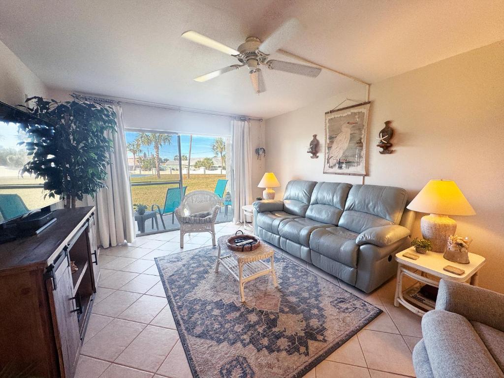 uma sala de estar com um sofá e uma mesa em 511 El Matador em Fort Walton Beach