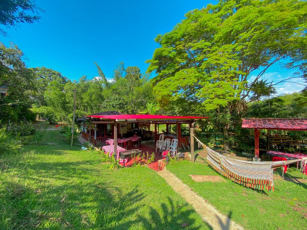 un complejo con una hamaca en un patio en Hermosa Finca Campestre Betania en Restrepo Valle, en Agua Mona