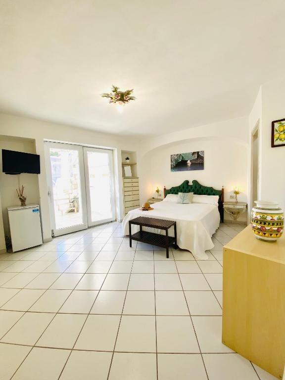 een slaapkamer met een bed en een grote witte vloer bij Casa Pippo 2 in Anacapri