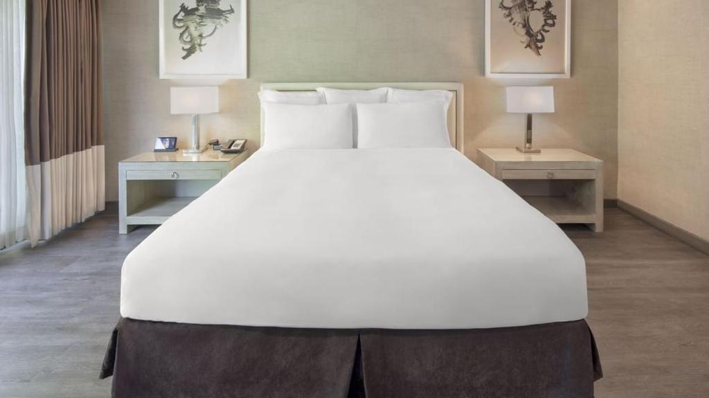 Un ou plusieurs lits dans un hébergement de l'établissement Luxe Sunset Boulevard Hotel