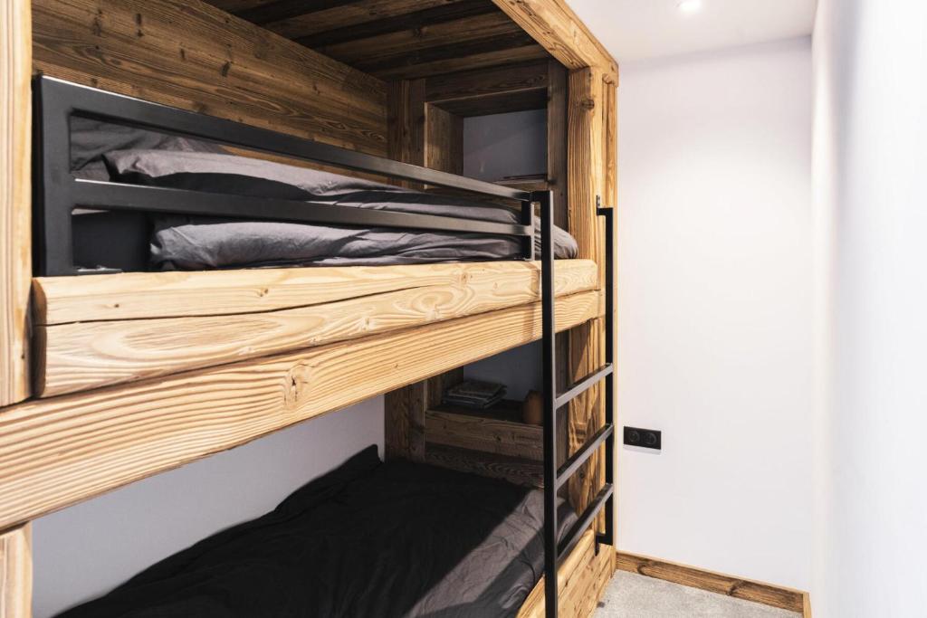 a couple of bunk beds in a room at Résidence Le Bercail - Chalets pour 12 Personnes 224 in Saint-Martin-de-Belleville