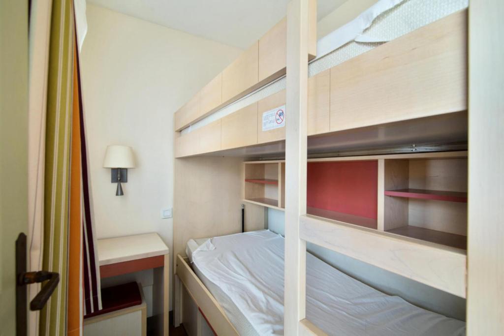 a bedroom with a bunk bed and a desk at Résidence le Village de Cap Esterel - maeva Home - Appartement 2 pièces 6 p 26 in Saint-Raphaël