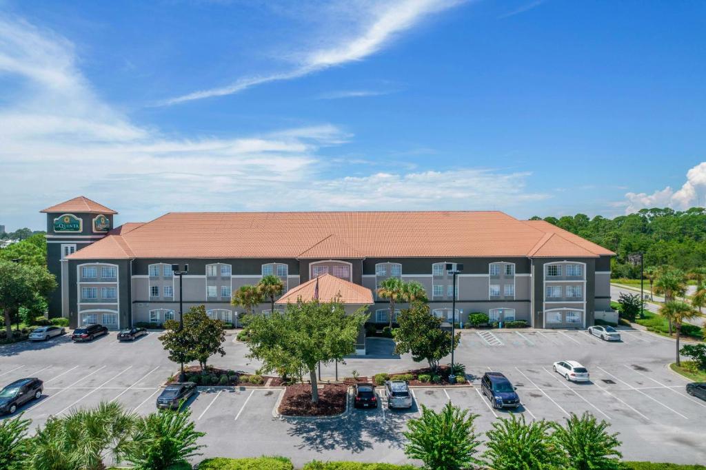 een luchtzicht op een hotel met een parkeerplaats bij La Quinta by Wyndham PCB Coastal Palms in Panama City Beach