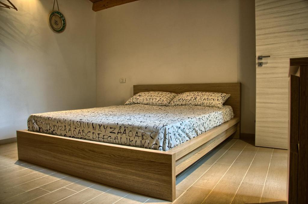 ノートにあるCasa Andolina Suiteのベッドルーム1室(木製ベッドフレーム付きのベッド1台付)