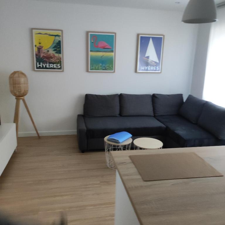 un salon avec un canapé et une table dans l'établissement Magnifique appartement centre ville, à Hyères
