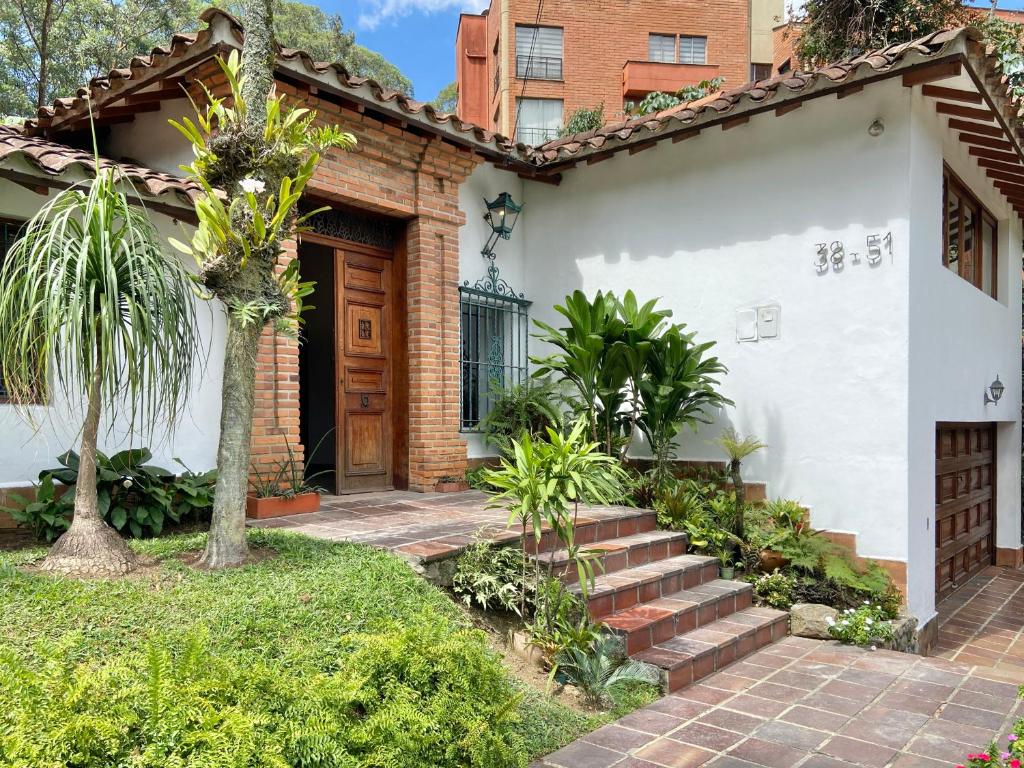 uma casa com uma escada que leva a uma porta em Casa Chipre By Wynwood House em Medellín