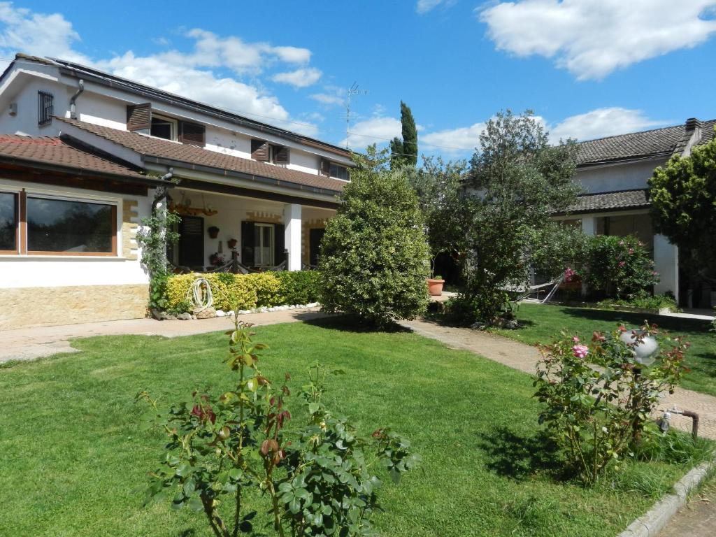 un giardino di fronte a una casa di La Cancellata di Mezzo a Zagarolo