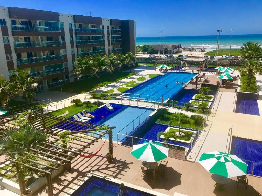una vista panoramica su una piscina con ombrelloni e sulla spiaggia di VGFUN Praia do Futuro Ap130 2 quartos 2 WCs 60m2-IMOB TEMPORADA a Fortaleza